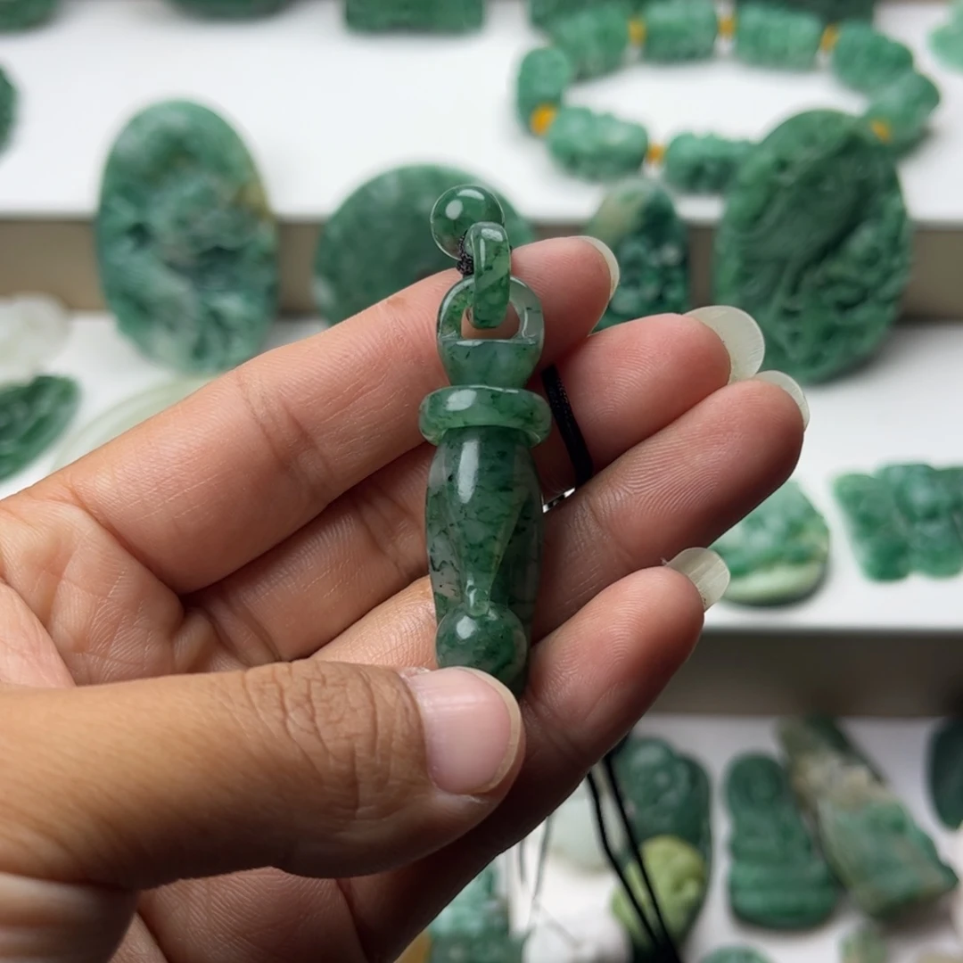 王***锁独山玉未镶嵌挂件