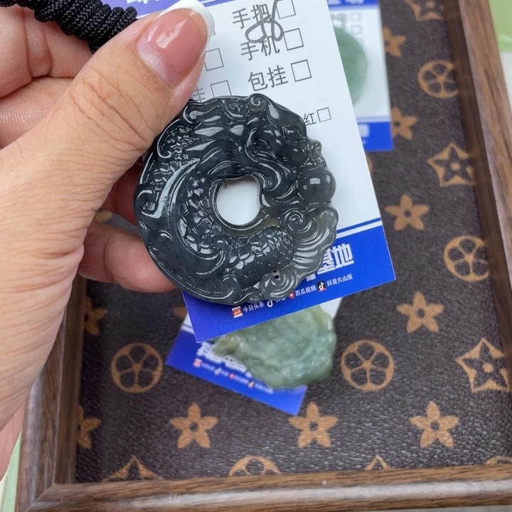 岫玉未镶嵌颈饰百**润挂件