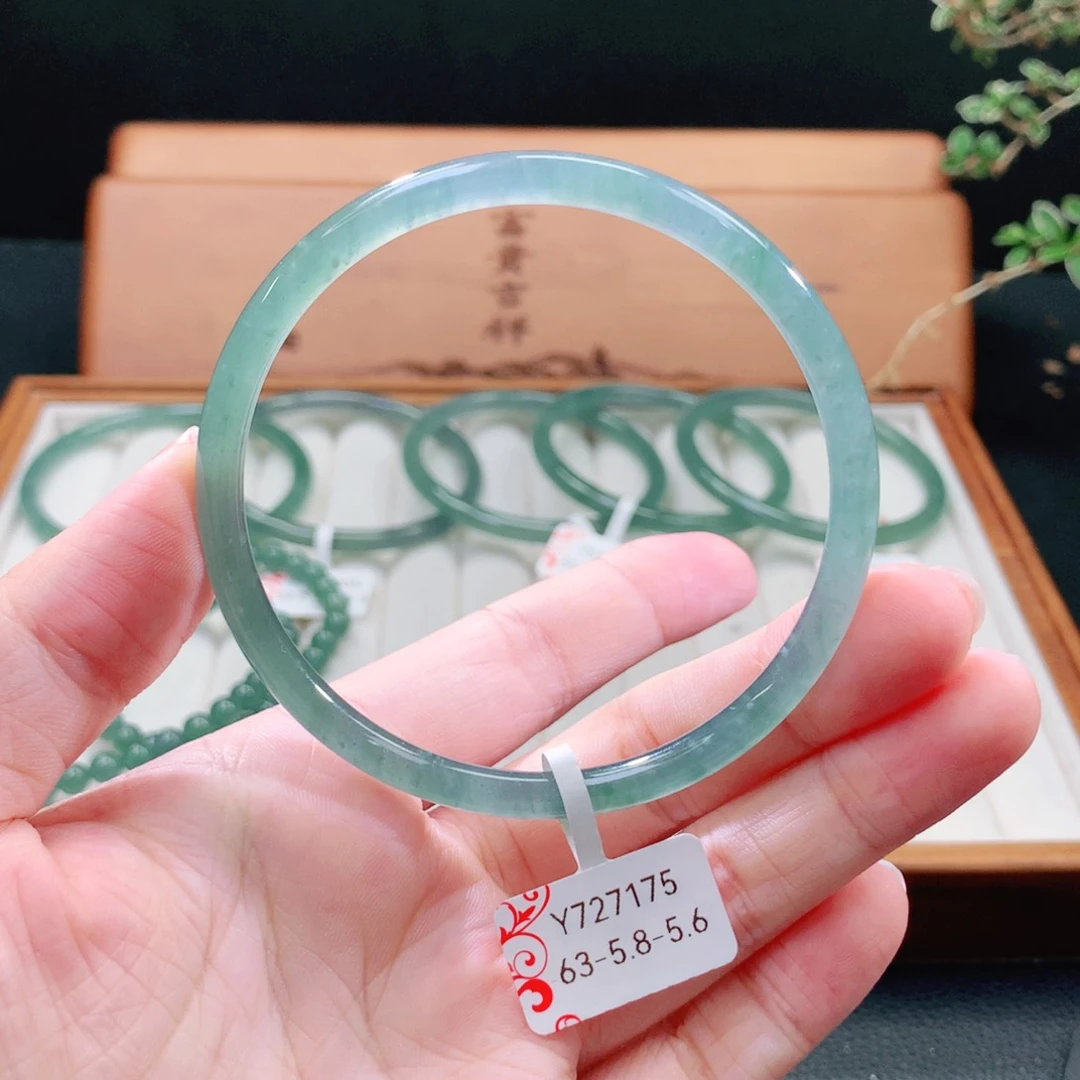 翡翠手镯（圆镯）未镶嵌