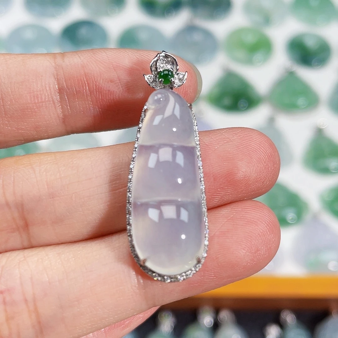 颈饰18K金镶嵌翡翠吊坠