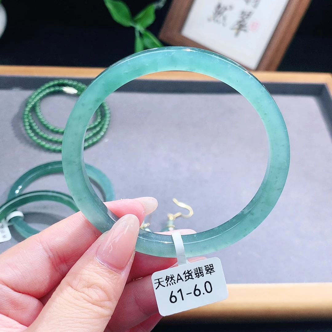 翡翠手镯（圆镯）未镶嵌