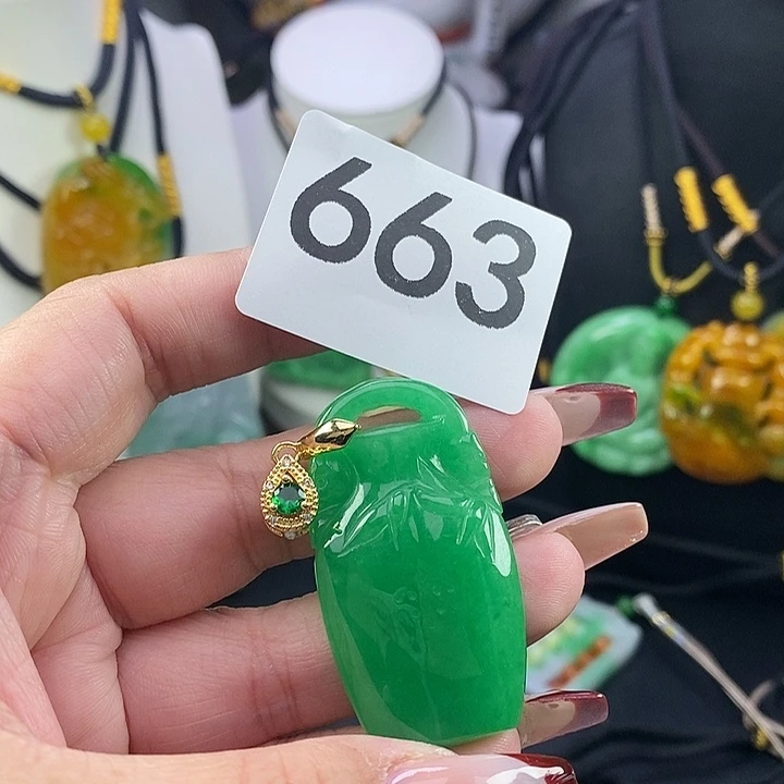 翡翠未镶嵌吊坠(赠链)