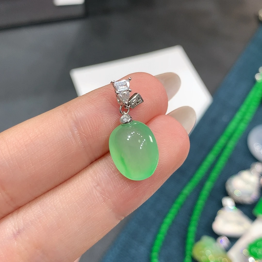 翡翠18K金镶嵌颈饰木那正冰起光甜绿福瓜 48小时鉴赏期