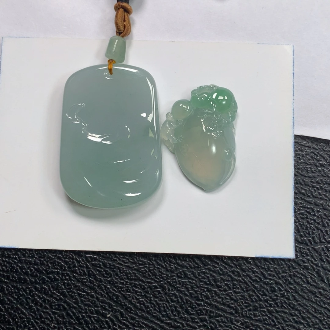 翡翠未镶嵌颈饰两件
