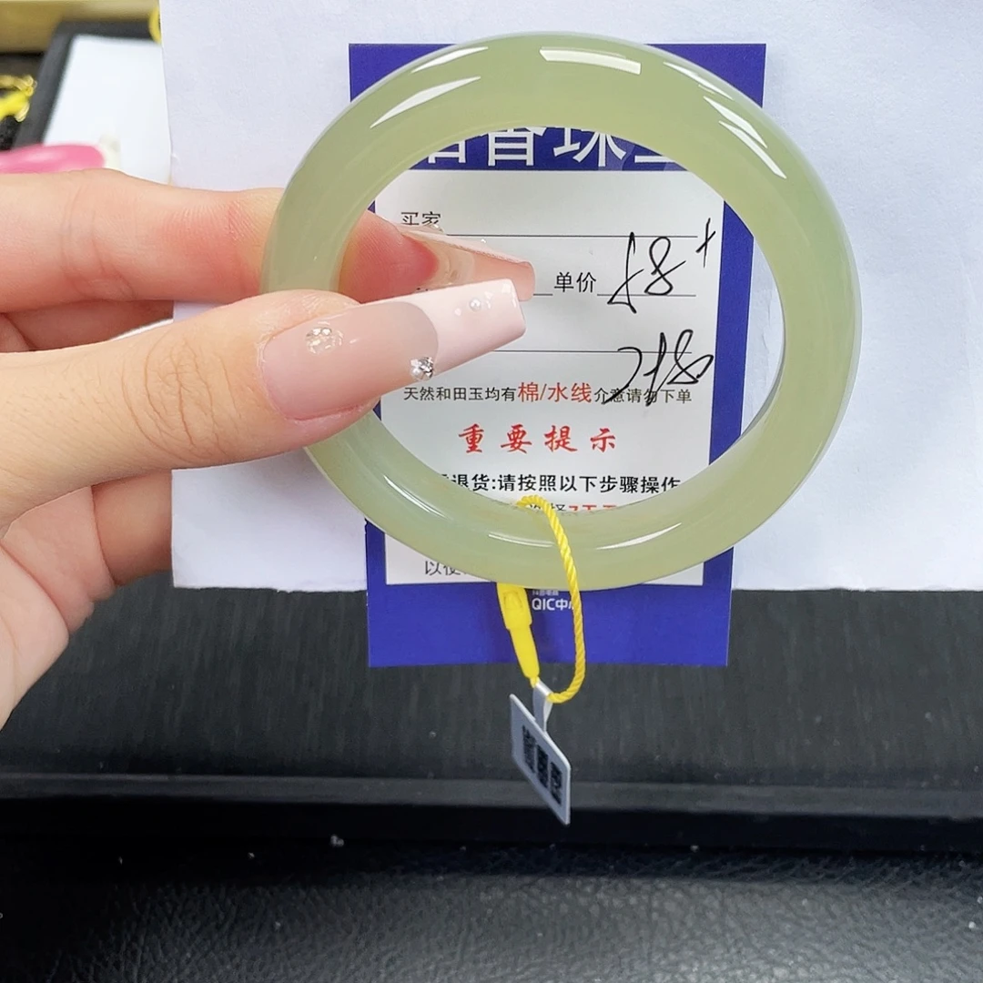 诺***妈和田玉手镯未镶嵌