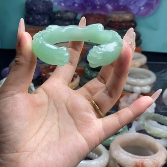 未镶嵌雕花手镯石英质玉