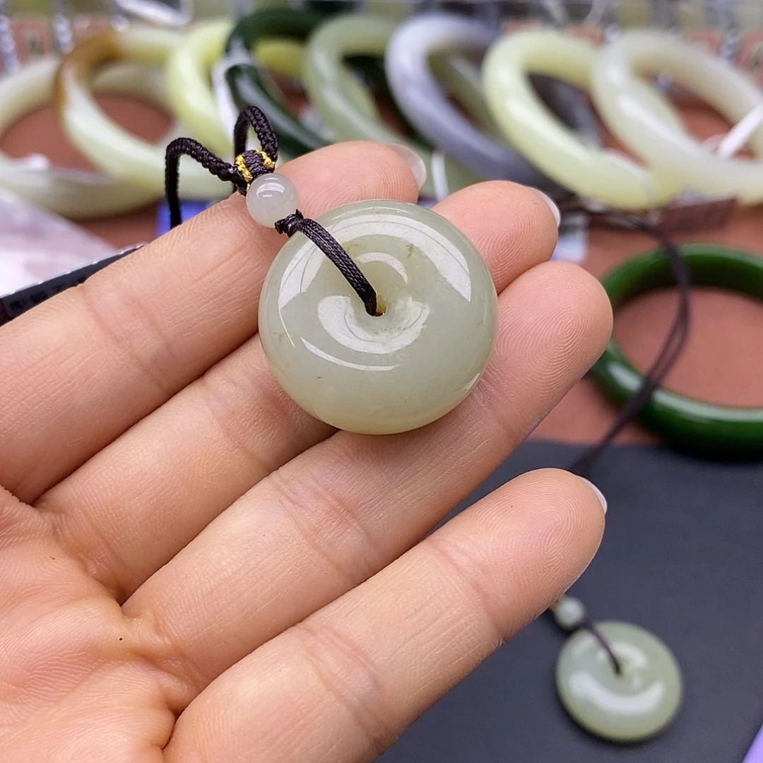 未镶嵌和田玉挂件可**里