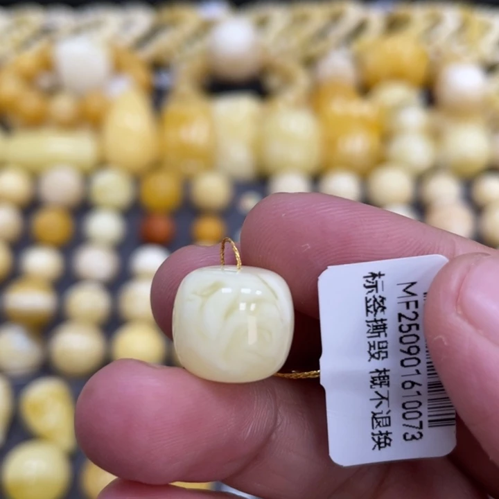 蜜蜡未镶嵌裸石13.5*11.9mm白花