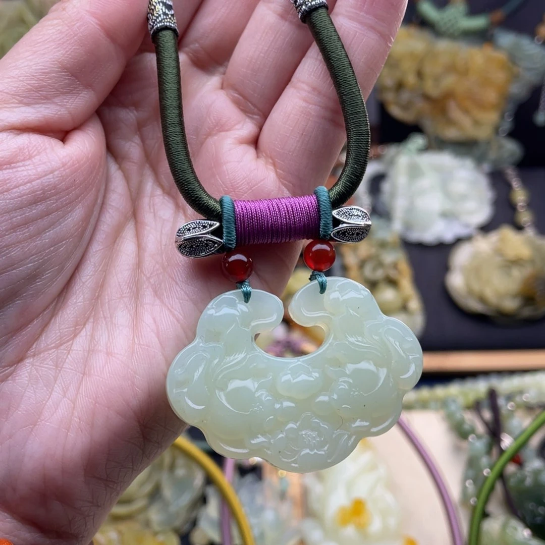 蛇纹石玉颈饰未镶嵌