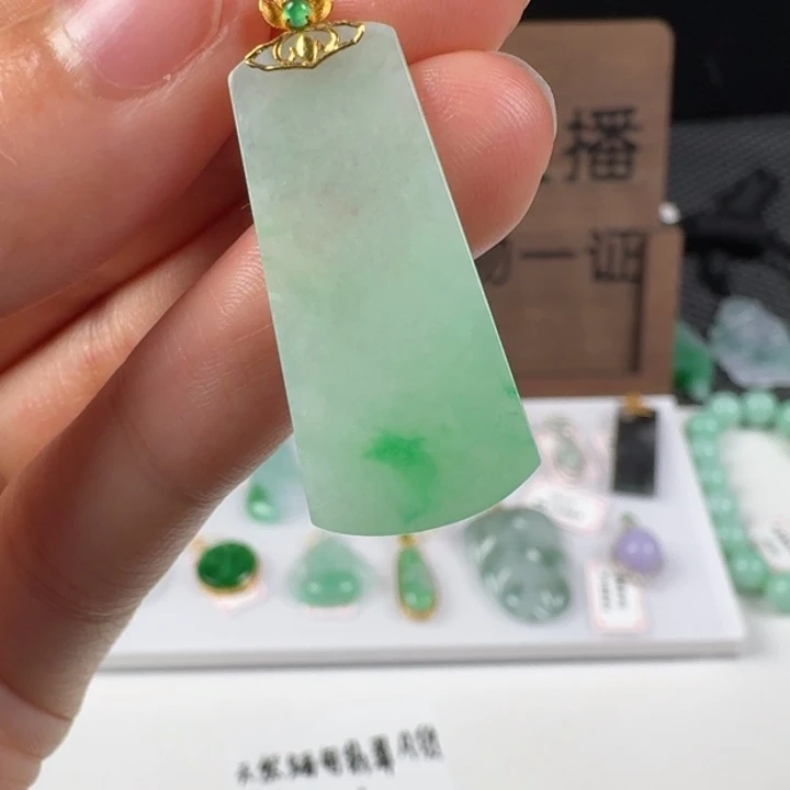 翡翠18K金镶嵌颈饰