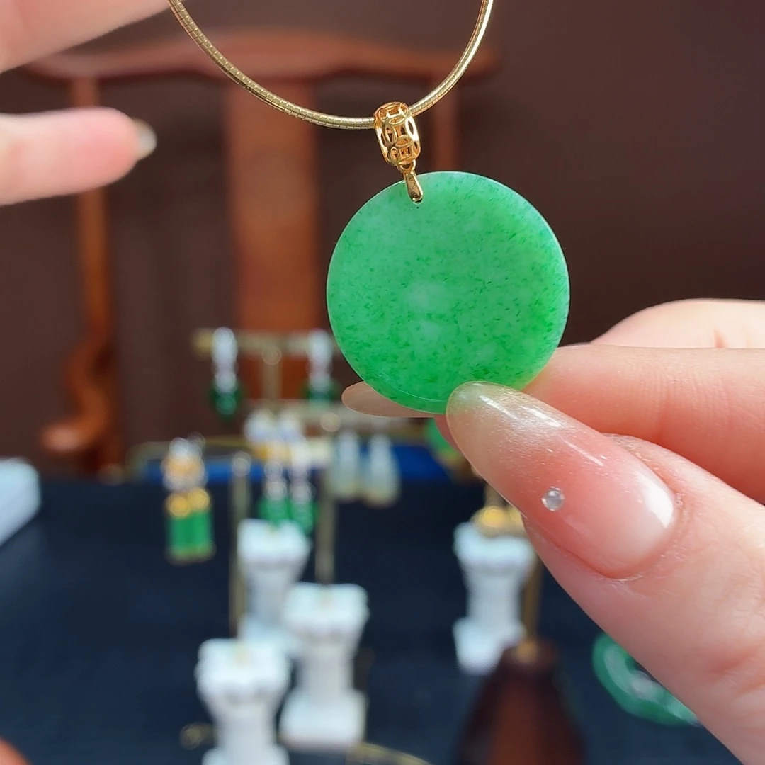 翡翠18K金镶嵌颈饰