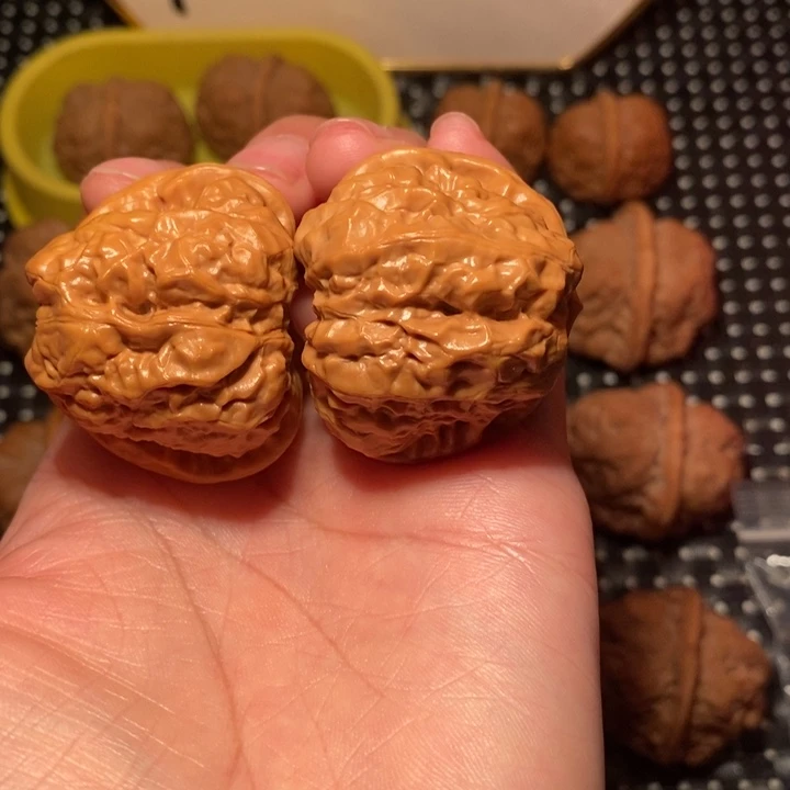 文玩核桃把件四开大腿鱼籽纹