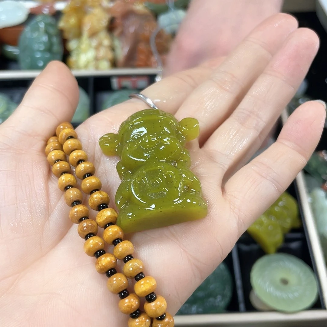 蛇纹石玉颈饰合金