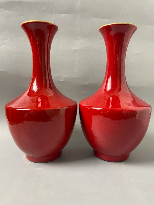 辣椒红釉鹅颈瓶一对