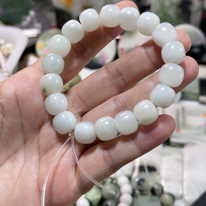 独山玉未镶嵌颈饰