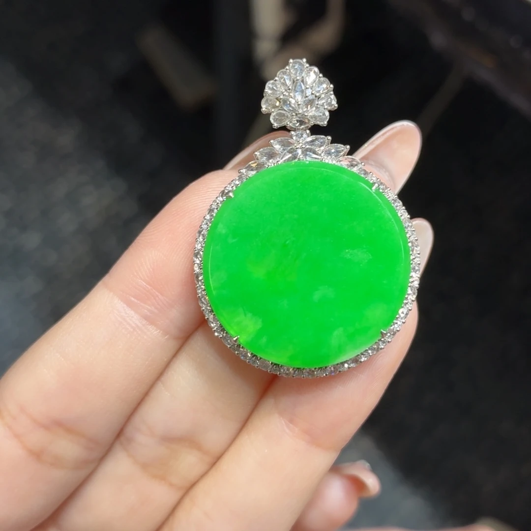 颈饰18K金镶嵌翡翠