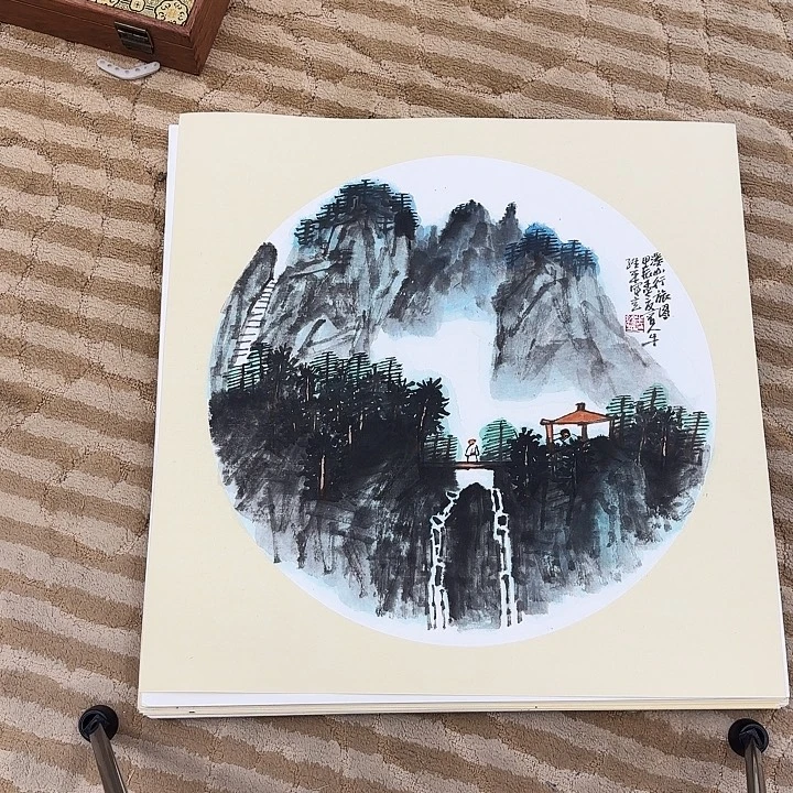 国画花鸟的翅膀是由两只小鸟