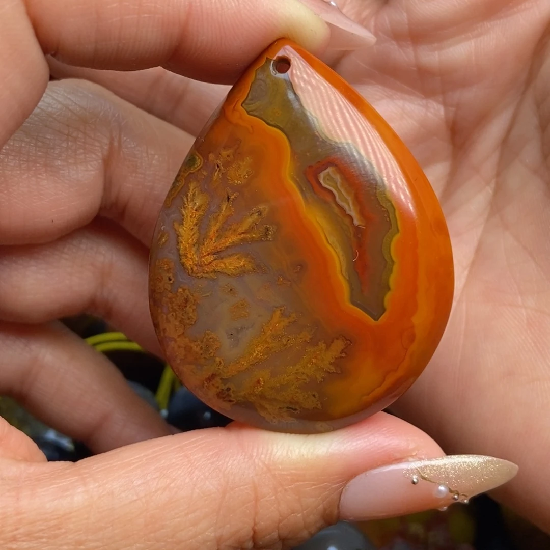 玛瑙/玉髓颈饰未镶嵌战国红