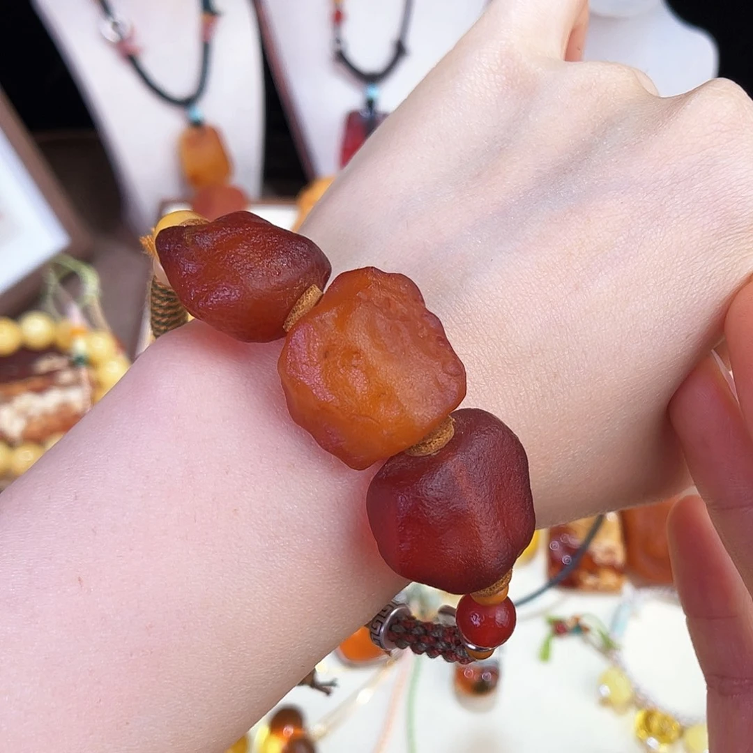 未镶嵌琥珀珠宝奇石。