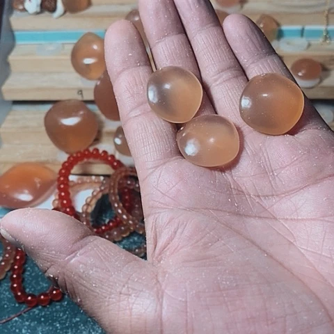 郭*阳手工打磨鱼石饰品脖挂