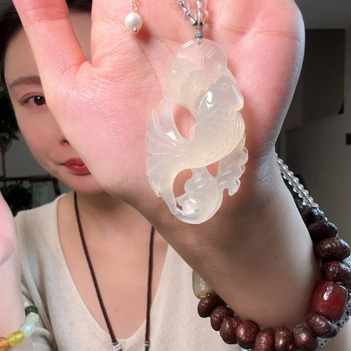 ****点未镶嵌蛇纹石玉颈饰