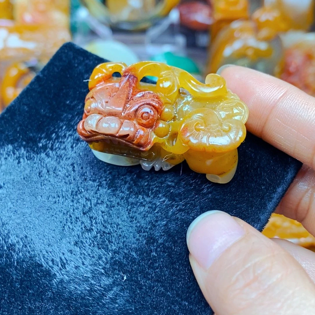 未镶嵌石英质玉（黄龙玉）颈饰