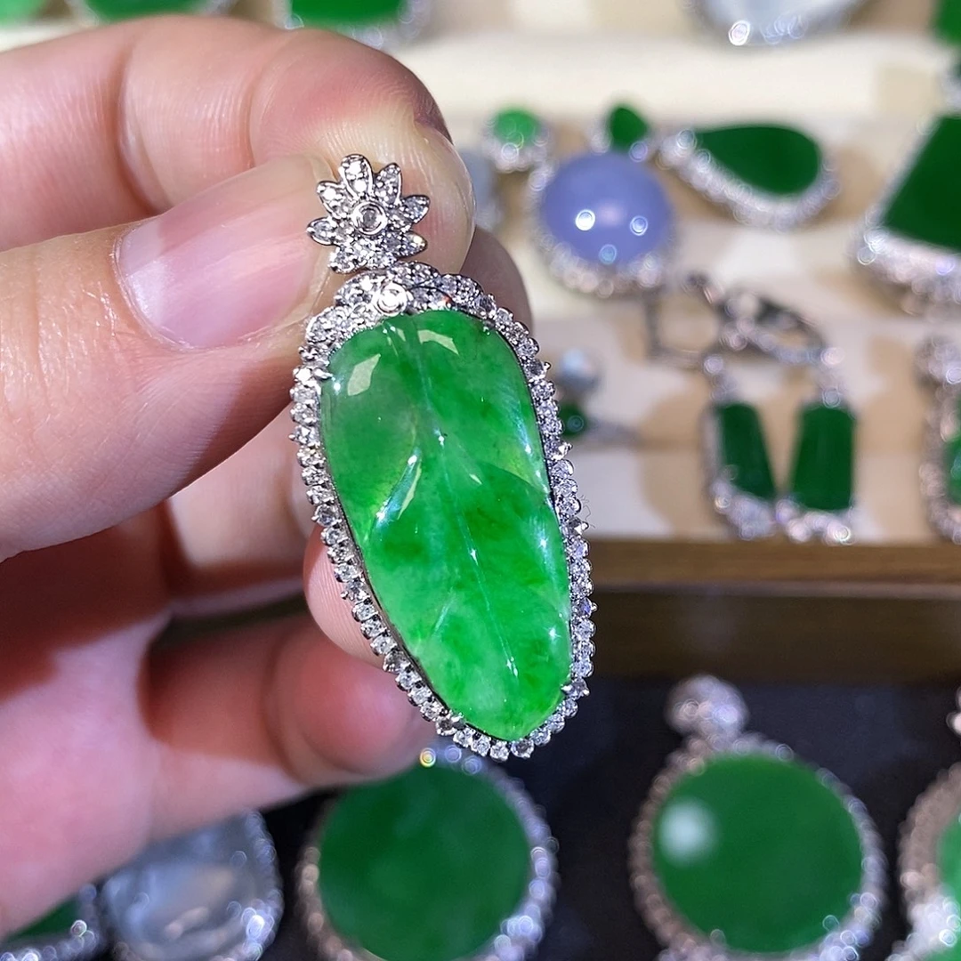 翡翠18K金镶嵌颈饰