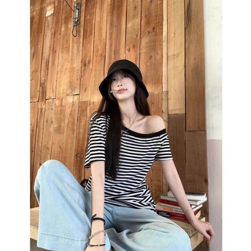 慵懒风条纹斜领露肩短袖T恤女2025宽松显瘦设计感撞色显瘦小衫潮