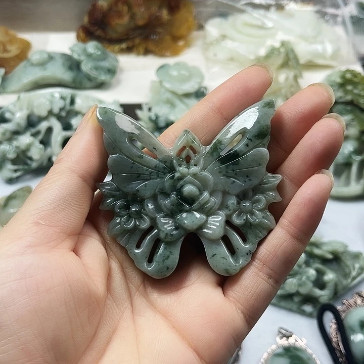 透闪石-蛇纹石玉未镶嵌颈饰
