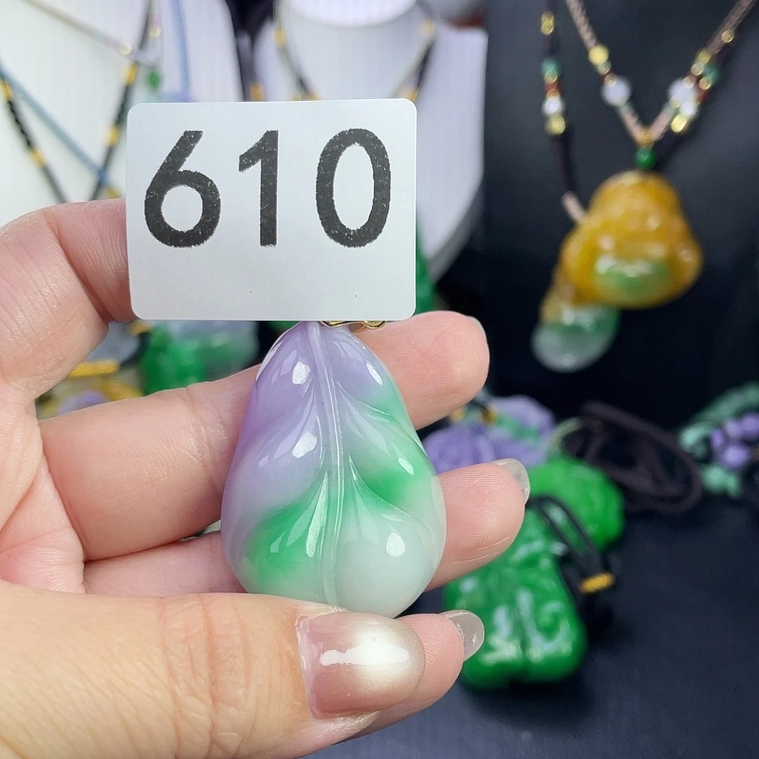 翡翠未镶嵌吊坠(赠链)