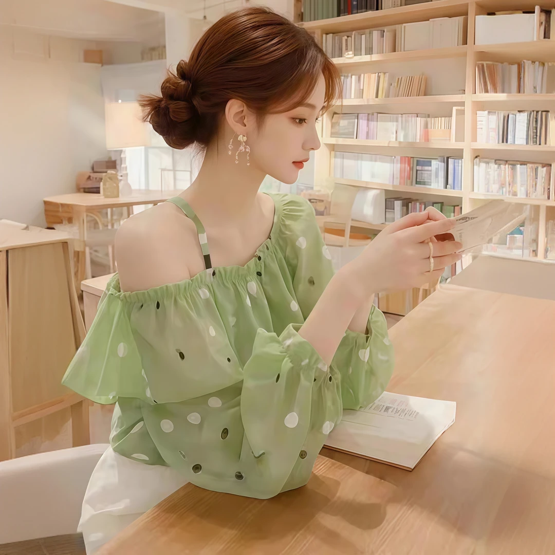 绿色波点春装2025年新款轻奢高级感绝美露肩超好看减龄气质衬衫女