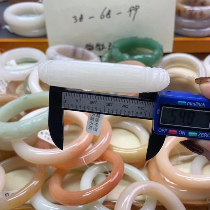 未镶嵌石英岩玉珠宝奇石