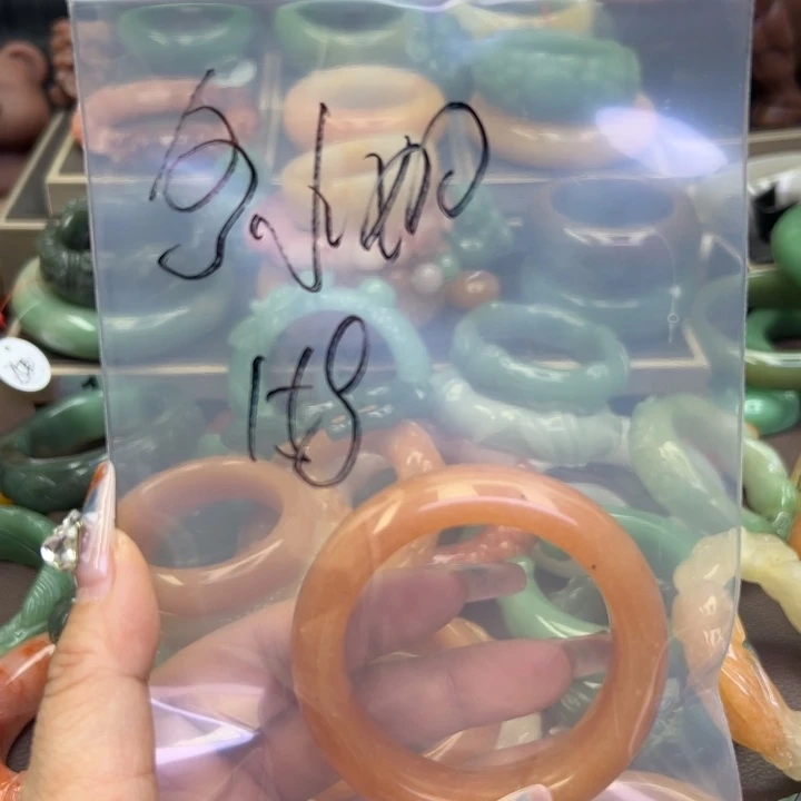 未镶嵌手镯石英岩玉多****?