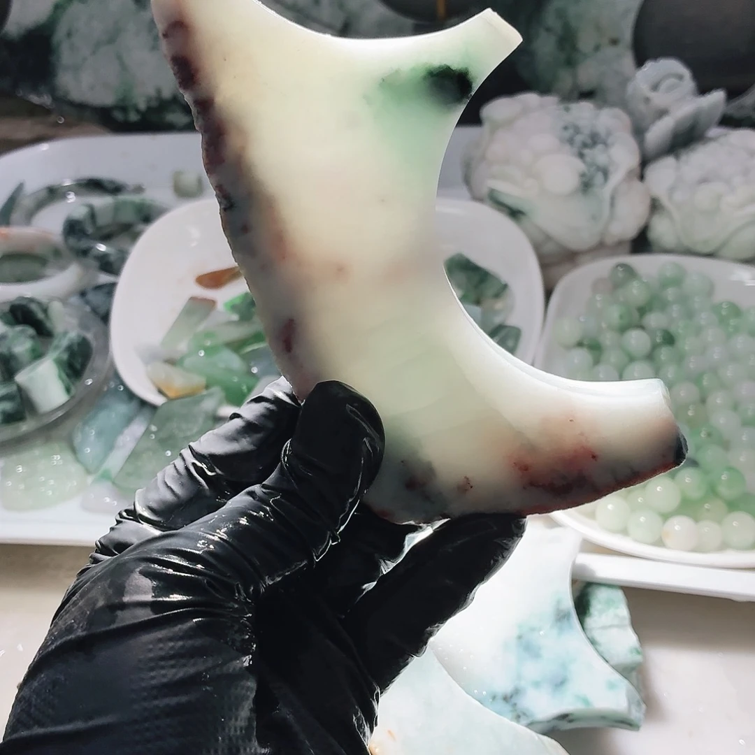 翡翠未镶嵌颈饰边角料