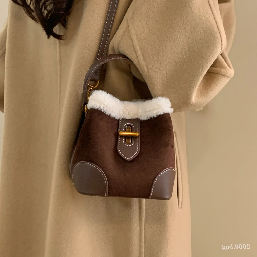 轻奢麂皮绒拼接撞色水桶包2025新款女羊羔毛小众高级感单肩斜挎包