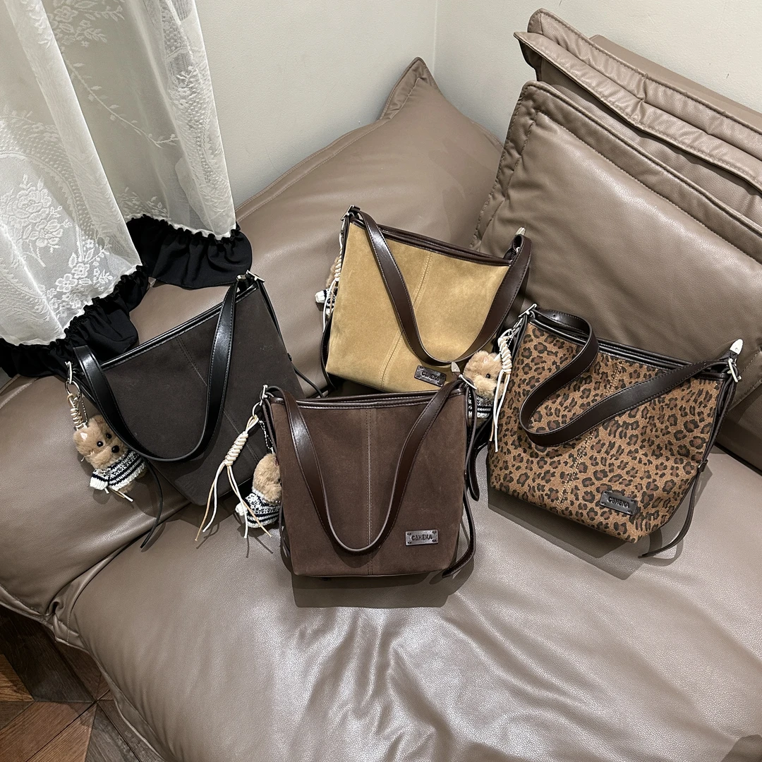 2025新款时尚百搭单肩斜挎慵懒随性大容量AB面水桶包 DZ 28004