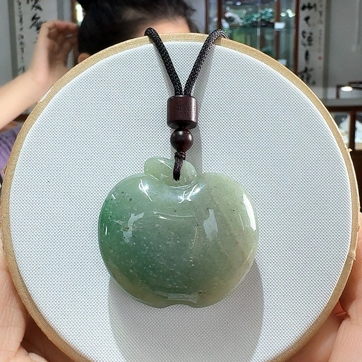 颈饰未镶嵌密玉（石英质玉）