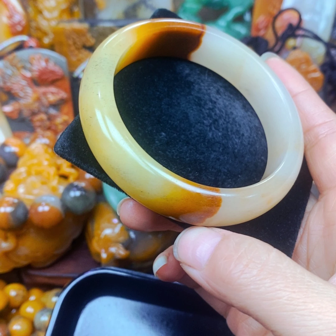 未镶嵌石英质玉（黄龙玉）颈饰