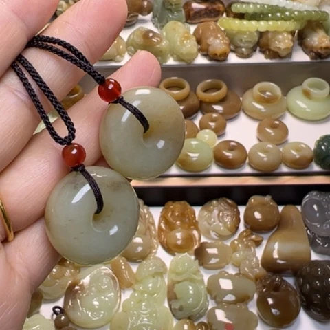 【闪购商品】颈饰未镶嵌和田玉浅***心透闪石玉