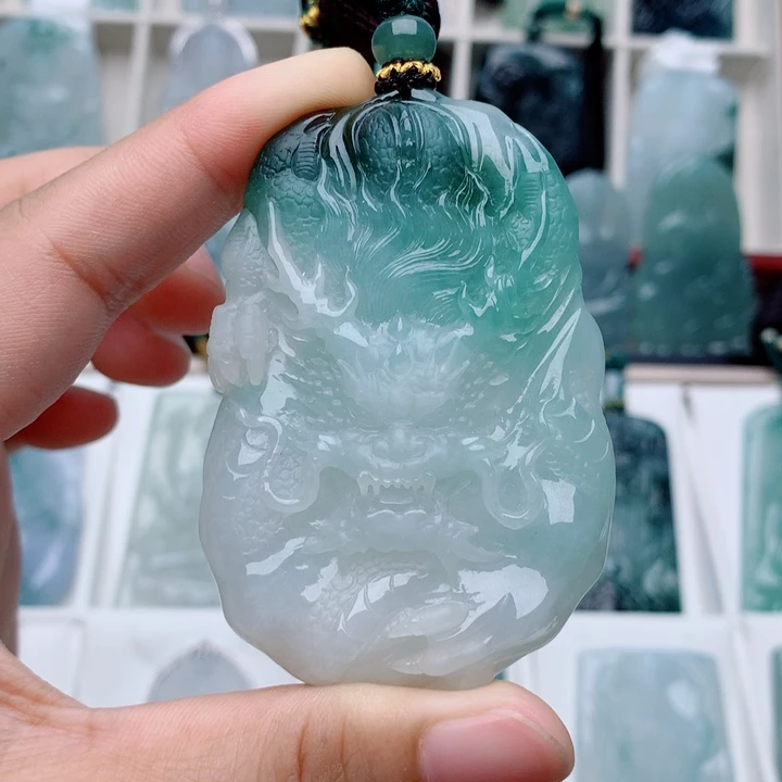 翡翠未镶嵌颈饰大龙