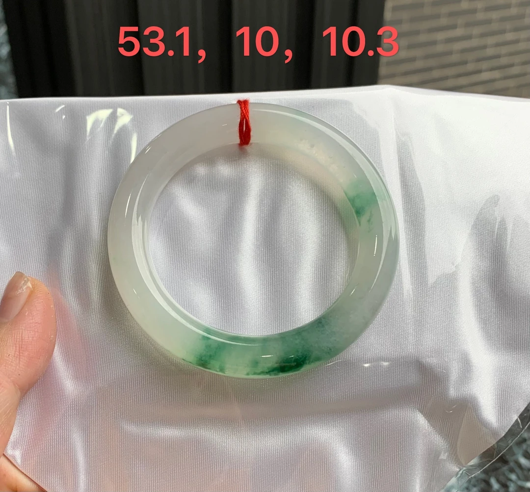 冰飘绿圆条翡翠手镯