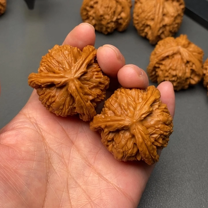 文玩核桃吊坠心**行核桃