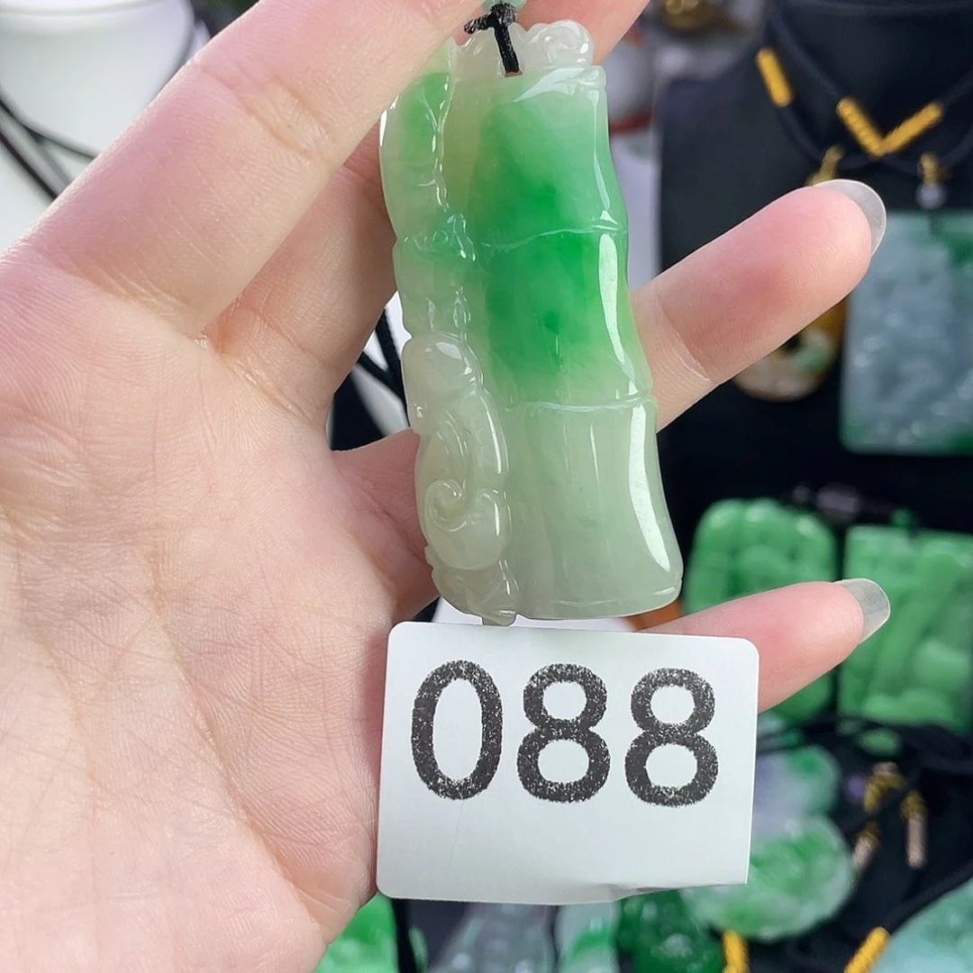 翡翠未镶嵌吊坠(赠链)