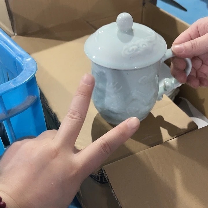 瓷片青瓷龙凤杯两个，微瑕包邮