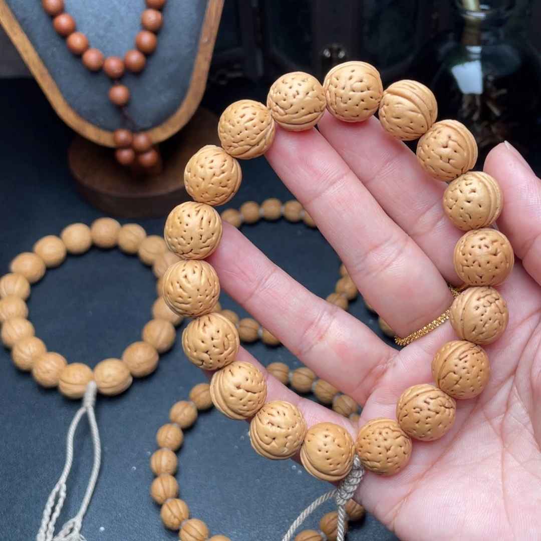 龙*师13野生小黄桃桃核手持