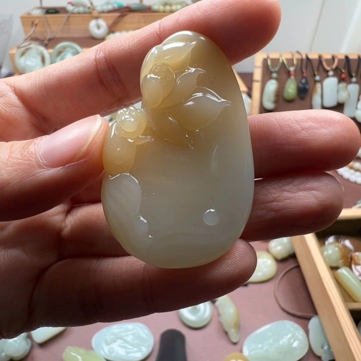 和田玉未镶嵌颈饰且末连年有余