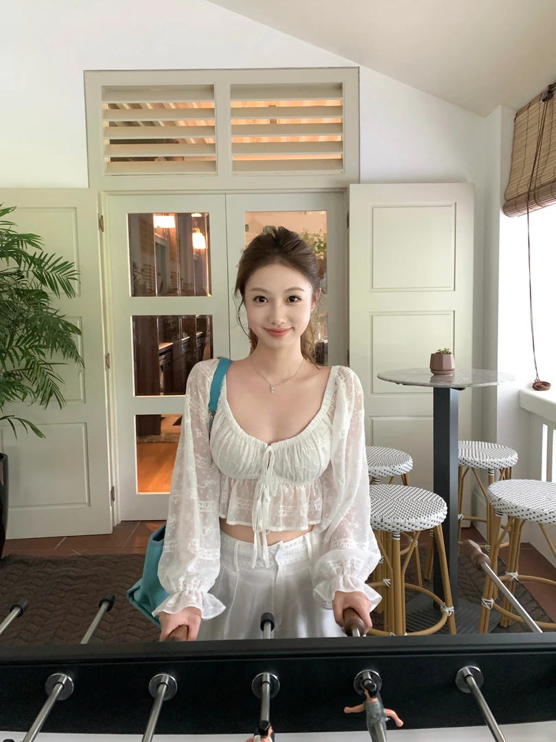 v领蕾丝绑带防晒长袖衬衫女夏季法式收腰显瘦纯欲灯笼袖短款上衣