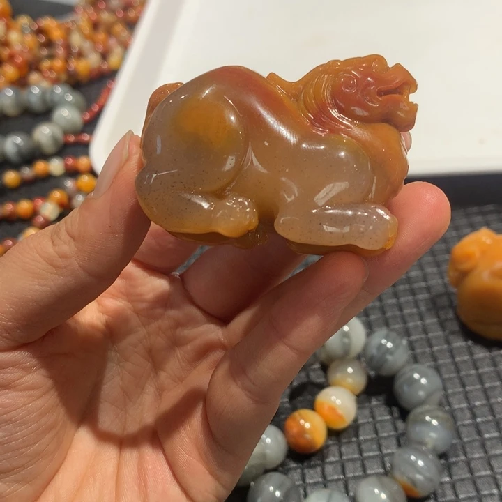 未镶嵌石英质玉（黄龙玉）颈饰