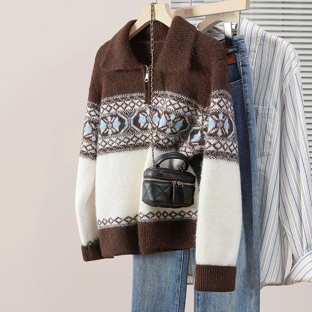 她池2025冬装绵羊毛女时尚设计感撞色宽松长袖翻领毛衣T54X8246M