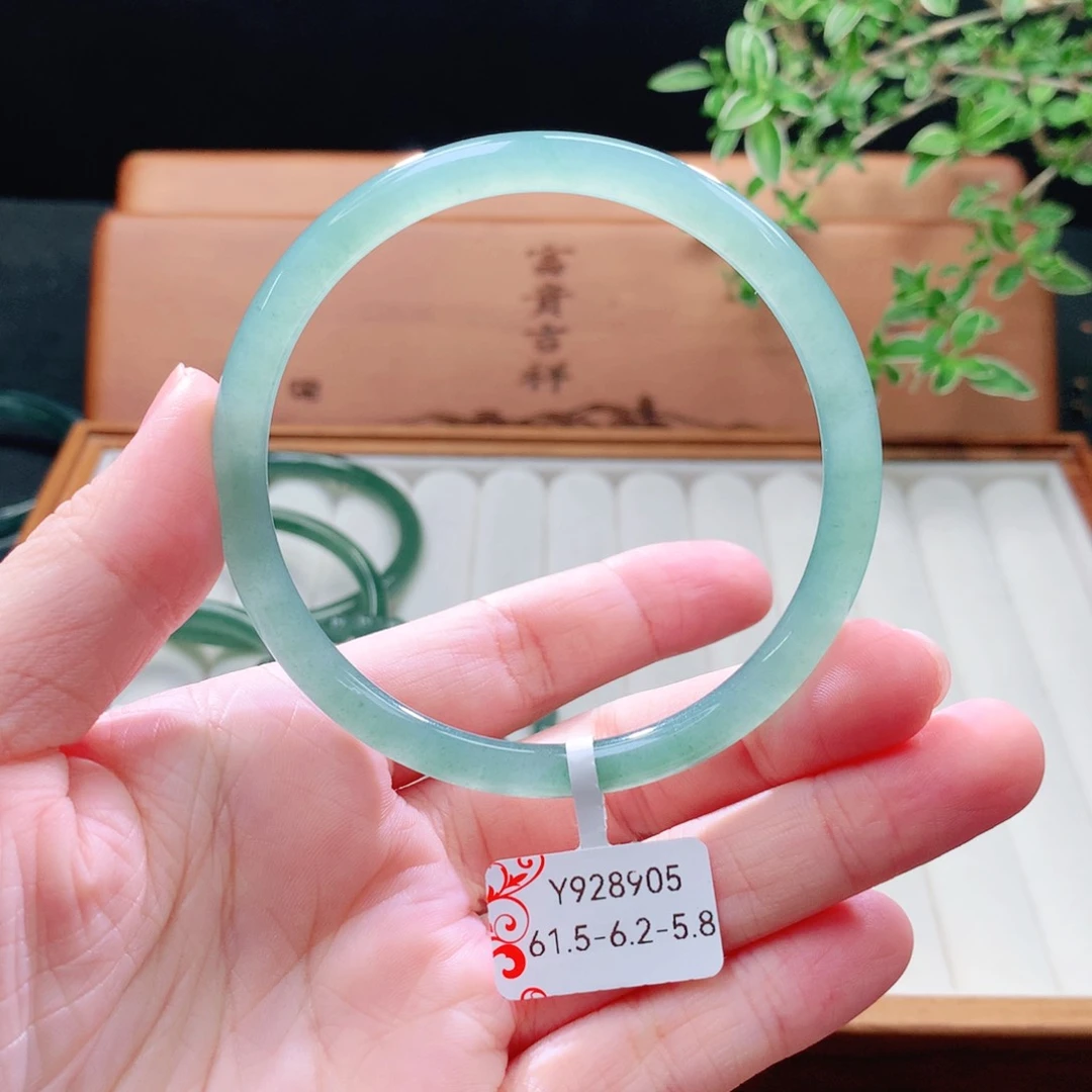 未镶嵌手镯（圆镯）翡翠